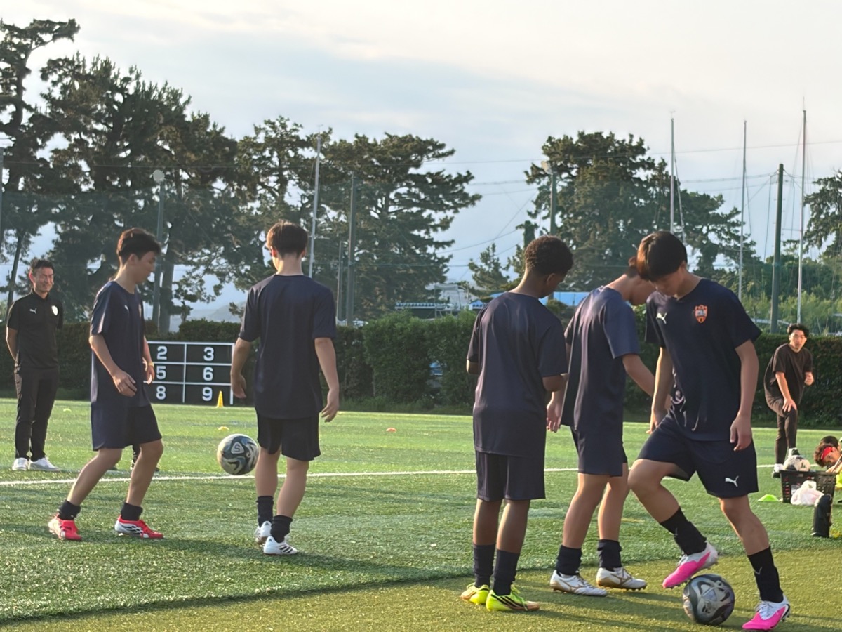International and Japanese players training together on the pitch